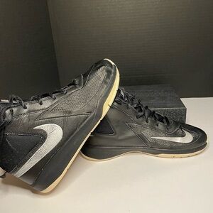Nike Team Hustle D7 high tops. Youth size 6. 747998-001